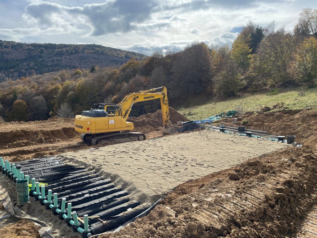 Chantier de pose assainissement EnviroSeptic drainé - Station de ski CAMURAC (11)