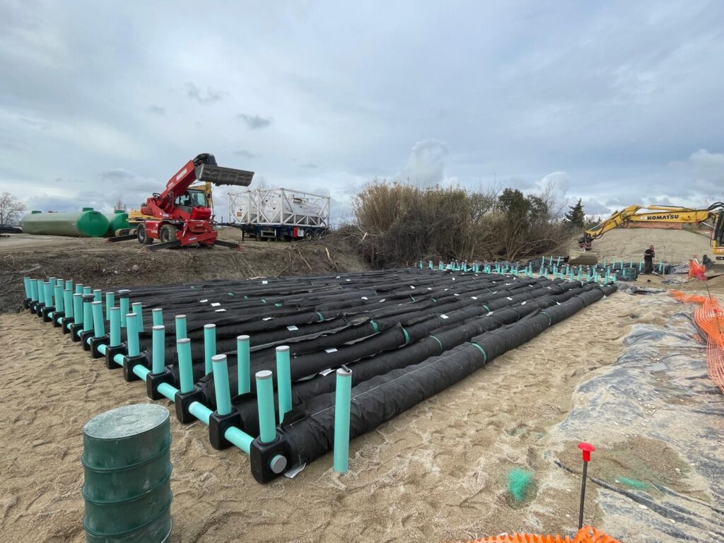 Photo de la mise en place de l'assainissement semi-collectif EnviroSeptic drainé sur 2 étages