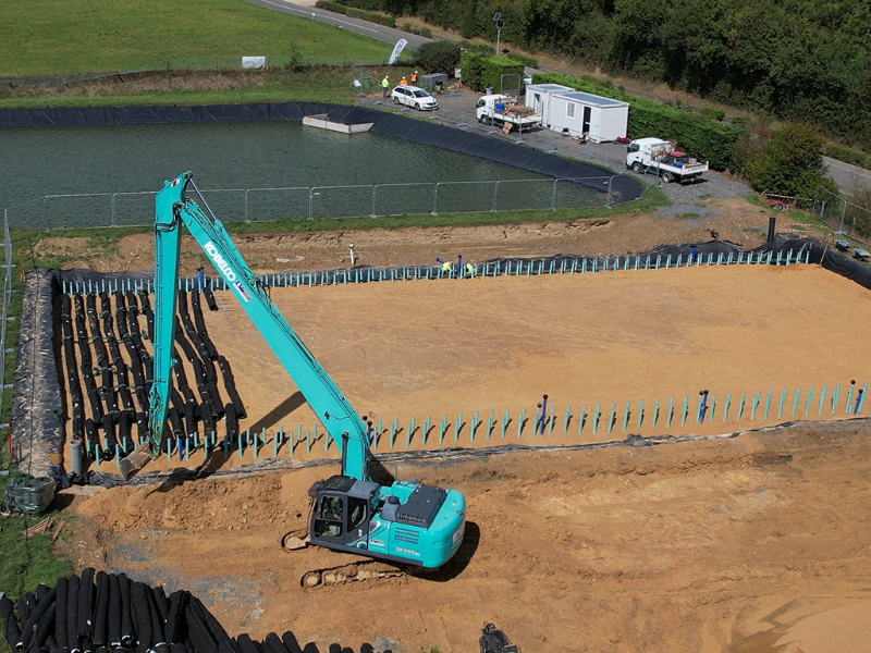 Vue aérienne de la pose du 2ème étage des conduites Advanced EnviroSeptic pour la réhabilitation de la station d'épuration d'assainissement pour la commune de LOUISFERT