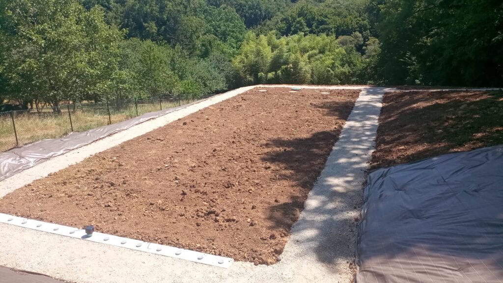 Photo du filtre EnviroSeptic recouvert de terre végétale pour un hameau à MARCAY (86)